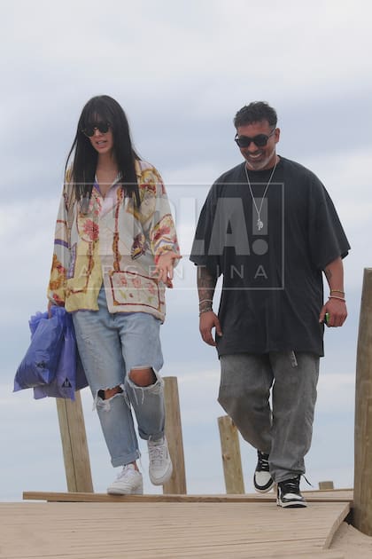 Con looks casuales oversized, el sábado 16 Guadalupe y Pocho almorzaron en La Huella y compraron ropa en Santino Moda Italiana, un vendedor ambulante de la zona.