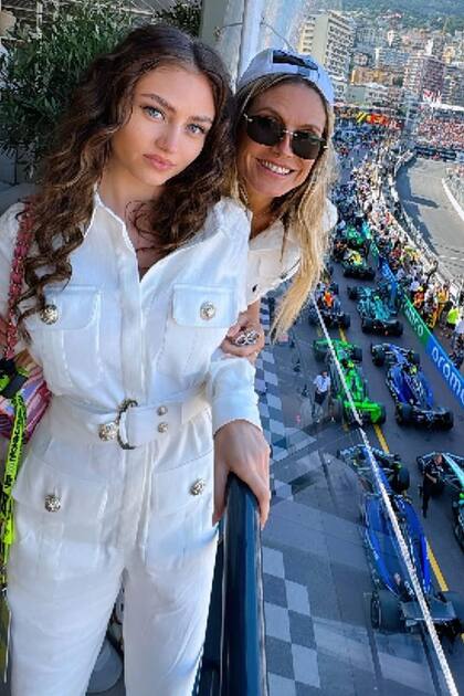 Con looks coordinados en blanco, Heidi Klum fue de la partida con su hija Leni.