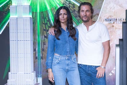 Con looks engamados, el actor Matthew McConaughey y su mujer Camila Alves visitaron el Empire State Building durante su visita a la ciudad de Nueva York. La pareja fue interceptada por un montón de turistas que los reconoció en medio de la multitud