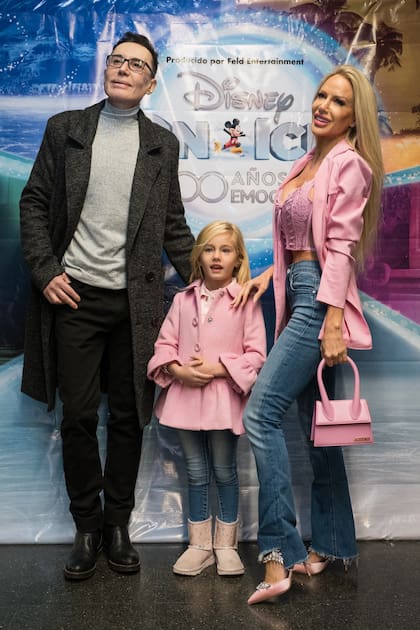 Con looks engamados, Luciana Salazar disfrutó de Disney On Ice junto a su hija Matilda y su amigo, Marcelo Polino, quien también es el padrino de la pequeña