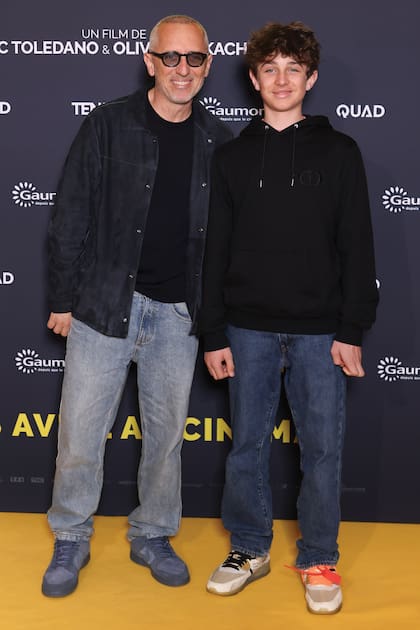 Con looks informales y
descontracturados, padre e
hijo (el joven llevó un modelo
de zapatillas de la marca
Off White, en colaboración
con Nike, que cuestan 450
euros) se enfrentaron a los
fotógrafos con una sonrisa