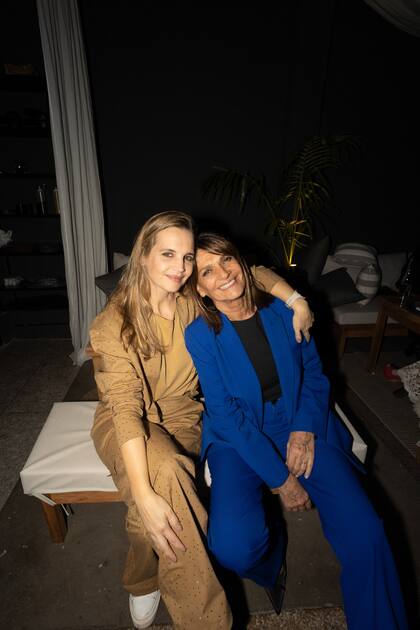 Con looks similares, Sabrina Garciarena y Teresa Calandra posaron en los sillones del patio aterrazado, uno de los sectores del restó.