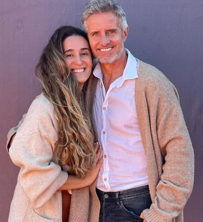 Con Lorena, su mujer desde hace 23 años: tienen tres hijos y viven en Chile