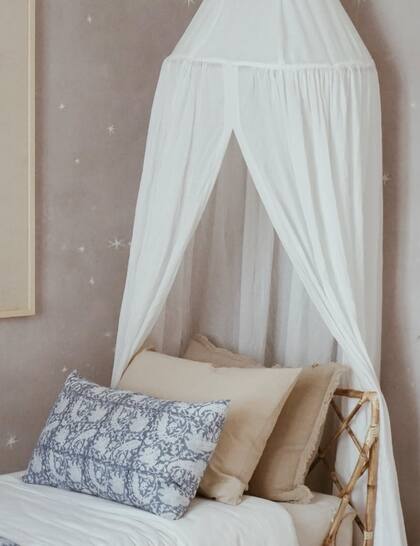 Con los almohadones correctos, una cama puede realzar por completo su gracia.