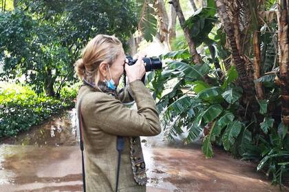 Sumergida en el mundo de las artes y el periodismo, a lo largo de su carrera, Paola entrevistó a Andy Warhol y fue fotógrafa en el set de películas como Apocalipsis Now.