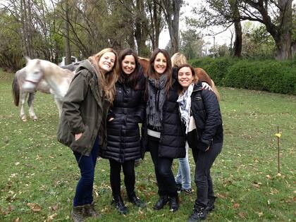 Con los caballos en la quinta que alquilaron las chicas. Justo cuando paró de llover, ¡ya nos teníamos que ir!