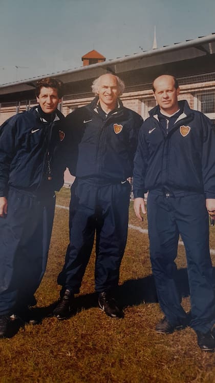 Con los Carlos Bianchi e Ischia. Santella los tuvo como jugadores en Vélez y luego conformaron un cuerpo técnico durante más de 10 años.