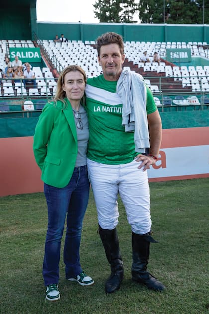 Con los colores de
La Nati en el blazer y
las zapatillas, Camila
Cambiaso alentó a
su marido. Lolo ganó
dos veces la Copa
República: en 1997
(con La Dolfina),
y en 2016 (con La
Natividad y sus hijos
Bartolomé y Jeta).