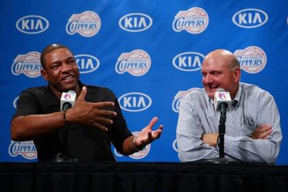 Con los comentarios racistas que le costaron la franquicia a Donald Sterling como antecedente, el nuevo dueño de los Clippers le extendió el contrato al técnico del equipo, Doc Rivers