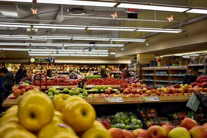 Con los cupones SNAP, los beneficiarios pueden comprar una larga lista de productos alimenticios en supermercados