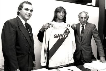 Con los dirigentes Luis Belli y Carlos Guerra, recibido en River.