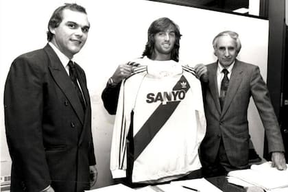  Con los dirigentes Luis Belli y Carlos Guerra, recibido en River.