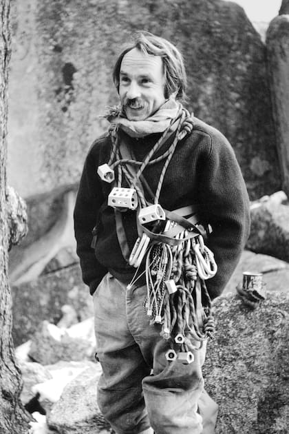 Con los empotradores removibles que inventó para escalar sin dañar las rocas