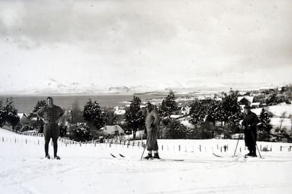 Con los esquíes por las calles nevadas del barrio Belgrano, de Bariloche en la década del 30