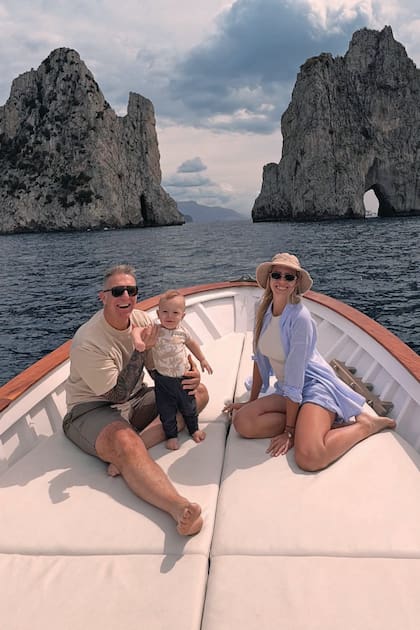 Con los famosos farallones de Capri como telón de fondo, la pareja posa sonriente
junto a Beltrán.