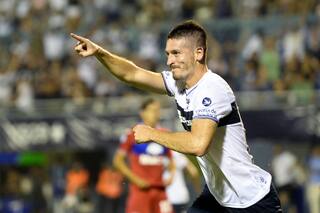 Gimnasia (LP) se hizo fuerte ante Tigre en un duelo vital para la permanencia