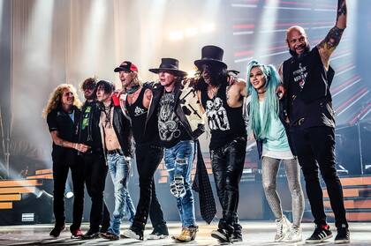Con los Guns N’ Roses al final de su último show en Buenos Aires, octubre de 2017. “Odiaría decir algo en los medios que lo arruine, así que solo puedo decir que todo está yendo muy bien”, asegura el bajista sobre el futuro del grupo.