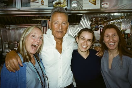 Con los lugareños; Bruce Springsteen posa en uno de sus restaurantes de toda la vida, Roberto's Freehold Grill, en Nueva Jersey