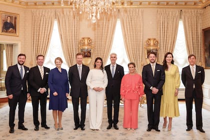 Con los novios en el medio, la familia Gran Ducal posa en el palacio. De izquierda a derecha: los príncipes Sebastián, Guillermo y Stéphanie, los grandes duques Enrique y María Teresa, y los príncipes Félix, Claire y Louis.