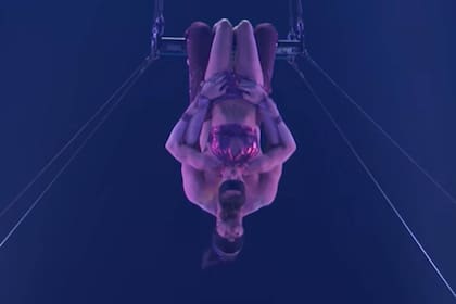 Con los ojos vendados, Matías y Micaela están a punto de hacer la parte de su performance más increíble y subyugante