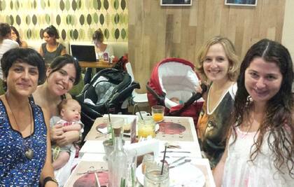 Con los primeros dos bebés que se sumaron al grupo: Lolo a upa de Flor y Emi en el cochecito