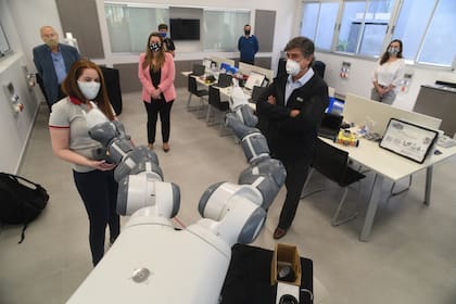 Con los robots buscan que los alumnos se familiaricen con los nuevos procesos industriales
