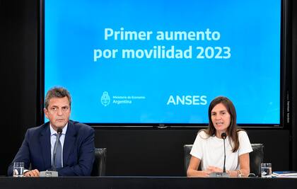 Con los últimos anuncios de subas por movilidad, el ministro de Economía, Sergio Massa y la directora de la Anses, Fernanda Raverta, anunciaron el pago de nuevos refuerzos, pero que no alcanzan a todos