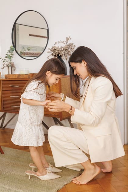 Con los zapatos de su madre,
Nikita comparte un divertido momento
con la modelo