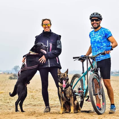 Con Lucas González, su marido y quien encontró a Fer en la estación de servicio.
