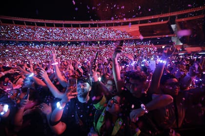 Con luces, guiños al público y mucha música, el primer concierto de Coldplay en River del 25 de octubre hizo bailar a decenas de miles de fanáticos 