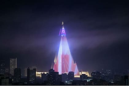 Con luces LED colocadas recientemente, el hotel es un faro luminoso y también de propaganda en el medio de Pyongyang