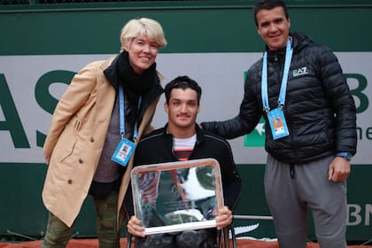 Con mamá Nancy y papá Gustavo, en el festejo del título en París