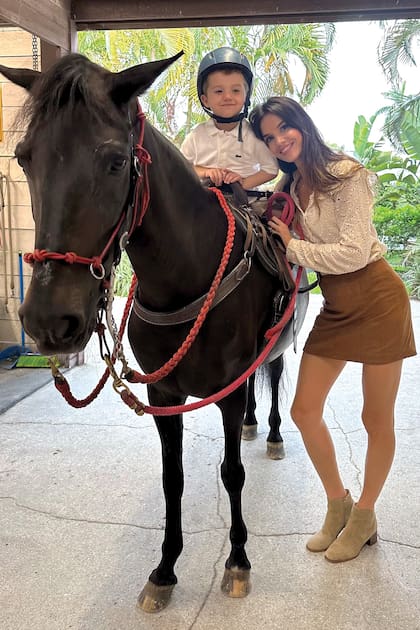 Con mamá su Diana Arnopoulos, que lo acompaña en esta aventura.