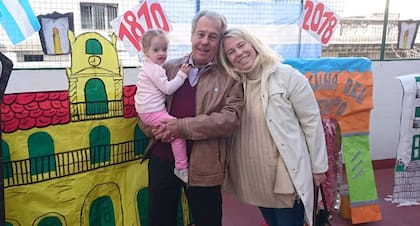 Con mamá y el abuelo.