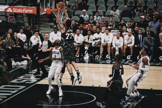 San Antonio Spurs, sin Manu Ginóbili, cayó ante Philadelphia Sixers