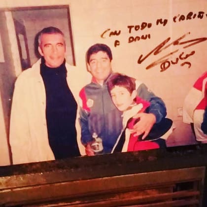 Con Maradona y su hijo mayor, Daniel, foto firmada por Diego