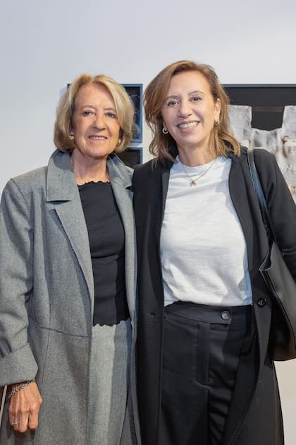 Con María del Carmen Cerruti, en la inauguración, en PatioArts. “Cuando la invité a la muestra, ella estaba en los Países Bajos y no lo dudó: ‘Voy encantada’, me respondió’”, dice Graciela en referencia a la mamá de Máxima Zorreguieta. “Nos conocimos por una amiga en común hace muchísimos años. Cuando venía al local, Máxima acompañaba a María… y después, Máxima empezó a venir sola. Fue una etapa muy linda la que pasé junto a ellas: aprendí y me divertí muchísimo”, evoca Graciela.