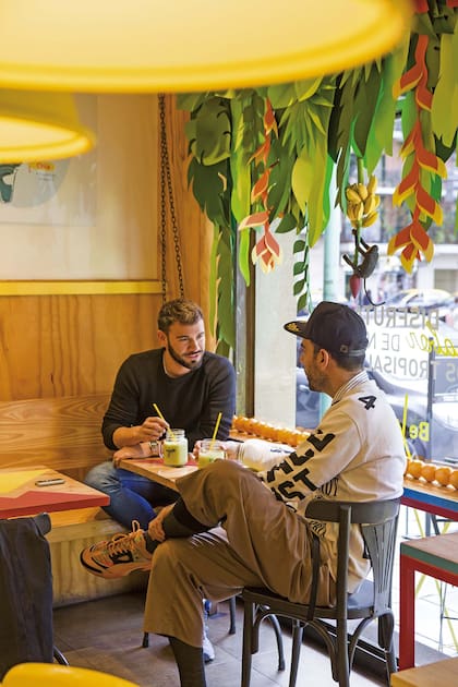 Con Mario Cruz el dueño de Be Juice, el bar-restaurante natural que tiene una instalación suya