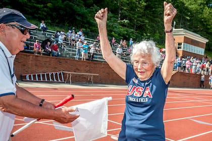 Con más de 100 años, Hawkins gana carreras y bate récords
