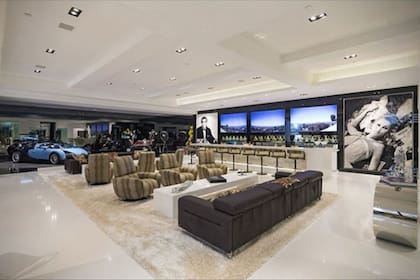 Con más de 1100 metros cuadrados, la mansión cuenta con nueve habitaciones, piscina con cascada y áreas exclusivas que deslumbraron a Soto y su equipo