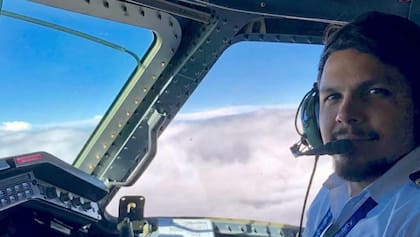 Con más de 2000 horas de vuelo, Sena se dirigía a la mina ilegal "13 de Maio" cuando su vuelo se accidentó