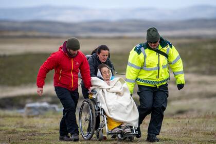 Con más de 80 años y el corazón lleno de amor, una madre llega al cementerio de Darwin para reencontrarse con la memoria de su hijo caído en Malvinas