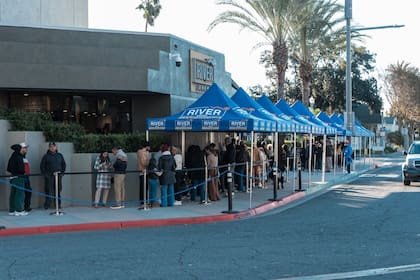 Con más de dos horas de anticipación la gente hace la fila para poder ingresar. En el caso que no llegue a hacerlo, se le entrega un pase garantizado para la siguiente reunión