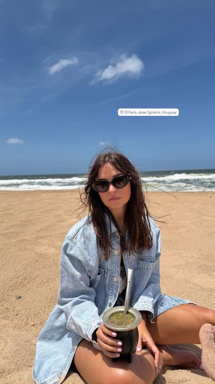 Con mate en la mano, la española disfrutó de las playas uruguayas (Foto: @tittsaa)