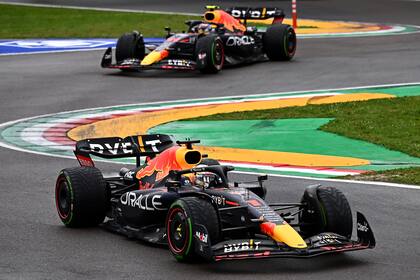 Con Max Verstappen y Sergio Checo Pérez, Red Bull Racing firmó un contundente 1-2 en el Gran Premio de Emilia Romaña: la escudería de Milton Keynes acecha a 11 puntos a Ferrari en el Mundial de Constructores
