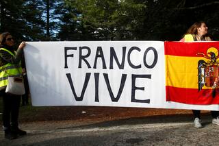 Tensión, teléfonos incautados y vivas a Franco durante la exhumación