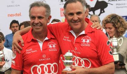 Con Memo, su hermano y guía