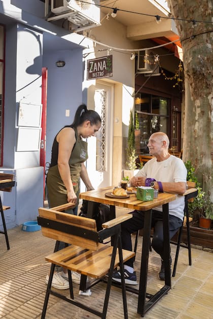 Con mesas en la vereda, proponen tres tipos de menú