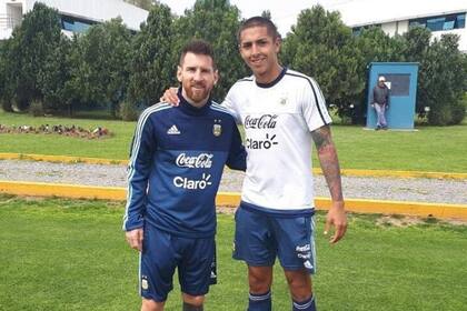 Con Messi, en el predio de Ezeiza. Almendra apunta al Mundial Sub 20.
