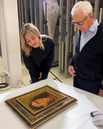 "Con mi esposa Elina y el equipo de Curaduría, recibiendo y examinando la maravillosa obra Diego y yo (1949), de Frida Kahlo, más que emocionados!", escribió Costantini en su cuenta de Instagram